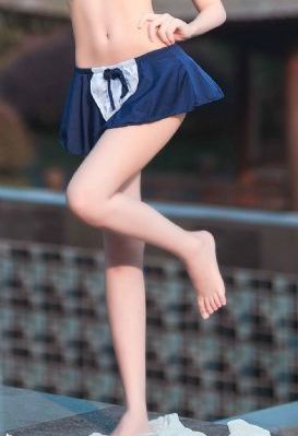 美女把胸全部露出